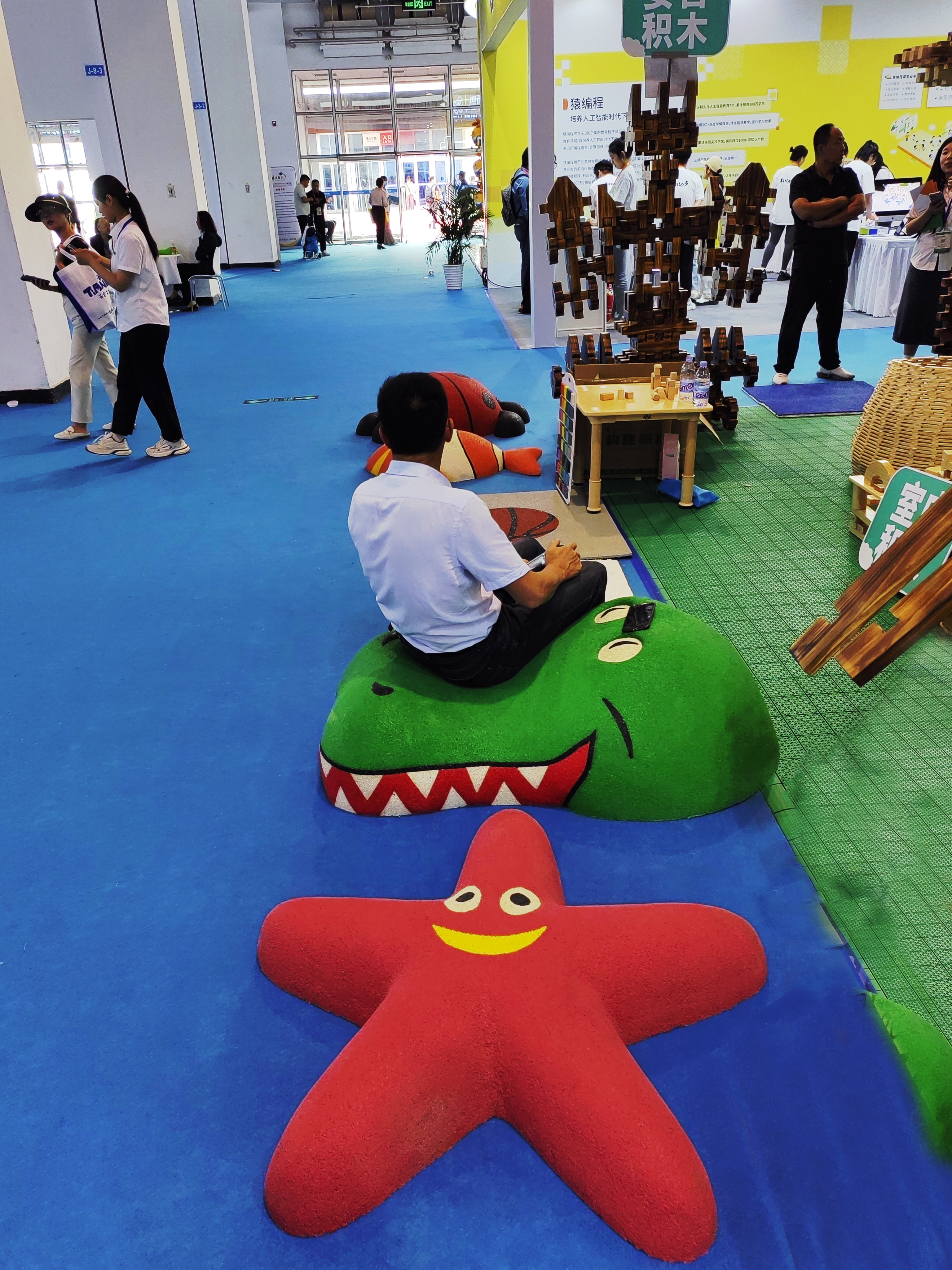 室內(nèi)嬉戲區(qū)